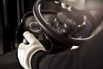 Hände am Lenkrad eines Gabelstaplers