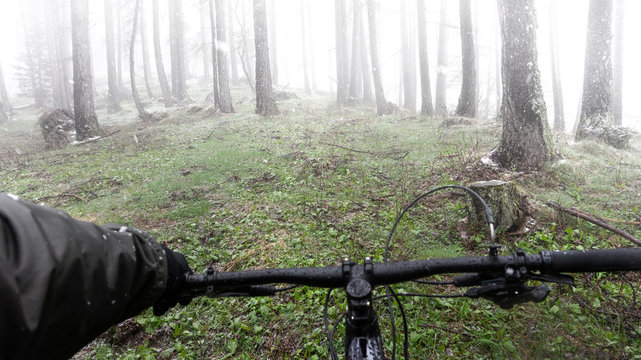 Fahrrad im Winter Schnee eiskalt mitten im backcountry 