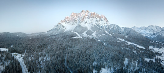 Zugspitze Deutschlands  höchster Berg eingehüllt in weißes winterkleid, skifahren, wintersport,...