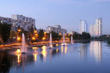 Obraz premium View of the Pusanovka lake and illuminated fountains working, Kiev, Ukraine 