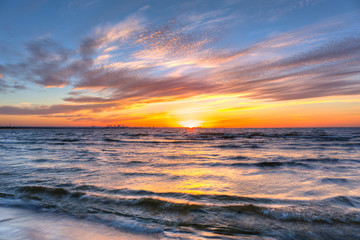 Obraz premium Amazing sunset at Baltic sea beach in Poland