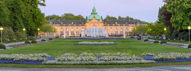 Kurpark Bad Oeynhausen Kaiserpalais Frühling beleuchtet