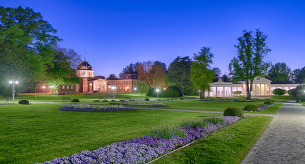 Fototapeta premium Kurpark Bad Oeynhausen Wandelhalle und Badehaus 2 Nacht