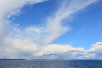 piękne błękitne niebo nad morzem, Norwegia - obrazy, fototapety, plakaty
