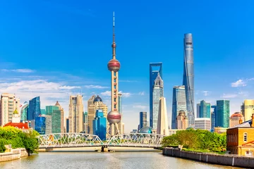 Abwaschbare Fototapete Shanghai Skyline von Shanghai Pudong mit historischer Waibaidu-Brücke, China während des sonnigen Sommertages