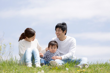 Fototapeta premium 若い家族 育児のイメージ