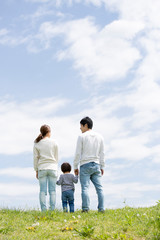 若い家族の全身後ろ姿 青空背景 Stock Photo Adobe Stock