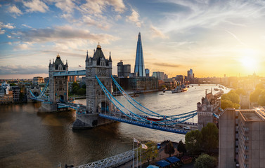 Luftaufnahme der Tower Bridge und Skyline in London an der Themse bei Sonnenuntergang
