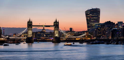 London am Abend: die beleuchtete Skyline mit Tower Brücke und den Hochhäusern der City