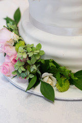 Flower decorations for a white wedding cake