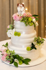 Obraz na płótnie Canvas White wedding cake with white flowers