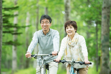 自転車に乗るシニア夫婦