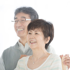 微笑むシニア夫婦