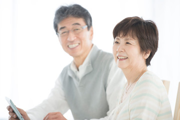 微笑むシニア夫婦