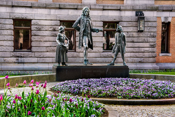 Fototapeta pomnik i piękne kwiaty w Oslo, Norwegia obraz