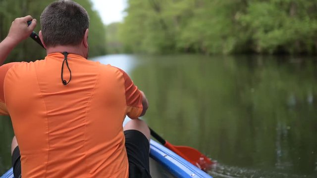 Mann paddelt im Kanadier Kanu
