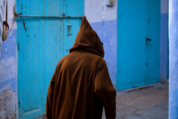 Bereber caminando por Chauen, Marruecos