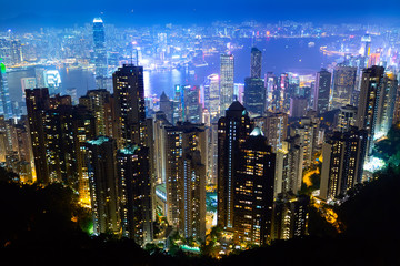 Obraz premium The most famous view of Hong Kong at twilight sunset. Hong Kong skyscrapers skyline cityscape view from Victoria Peak illuminated in the evening. Hong Kong, special administrative region in China.