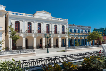 Fototapeta na wymiar Kuba, Bayamo; Altes Kolonialhäuser am Platz der Revolution.