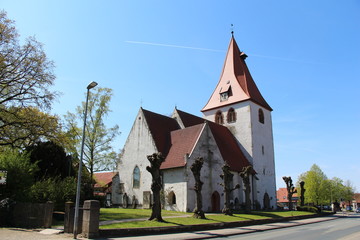 Fototapeta na wymiar Die Kirche St. Marien in Isernhagen KB bei Hannover