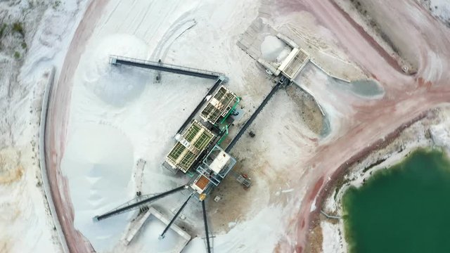 Rotation perpendicularly over the sand fractionator of a snow-white quartz sand mine