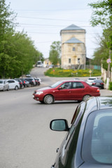Fototapeta premium Torzhok, Rosja - 15 maja 2019: samochody na parkingu w Torzhok