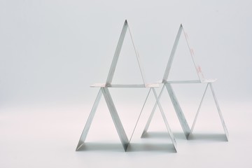 construcción de triángulos hechos con cartas de poker