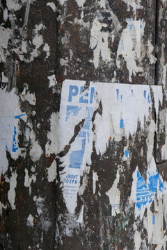 abgerissenes Wahlplakat