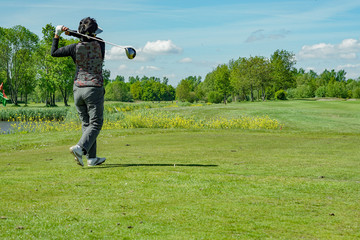 Jugadora de golf femenino en campo de golf profesional