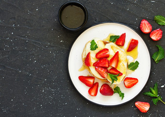 toast with grilled mozzarella, fresh strawberries and honey. Useful zavstrak.