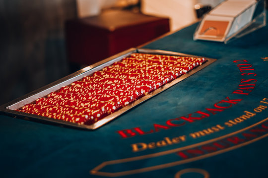 Mesa de blackjack. Juego de casino profesional con fichas rojas