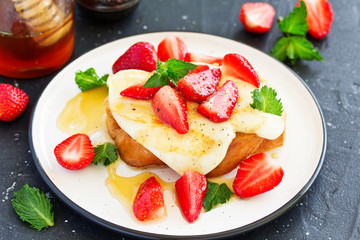 toast with grilled mozzarella, fresh strawberries and honey. Useful zavstrak.