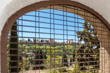 Obraz premium Alhambra w Granadzie widziana z różnych punktów miasta Granady w Hiszpanii