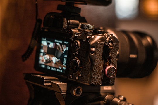 Camara de fotos profesional con pantalla encendida