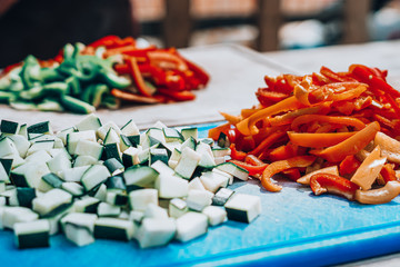 Calabacin y otras verduras frescas cortadas para preparacion