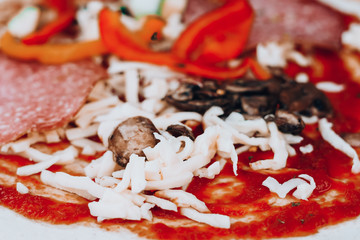 Pizza italiana con ingredientes naturales. Tomate, cebolla, pimiento y queso parmesano