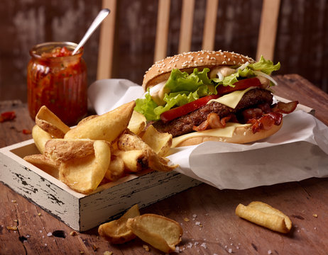 Cheeseburger mit Potato Wedges