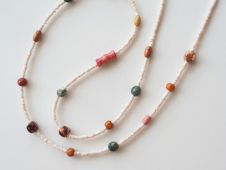 Fototapeta premium Bracelet and Necklace : Mixed beads isolated on white background
