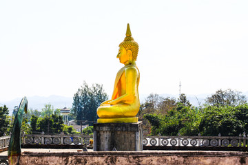 Obraz premium Golden Buddha statue and the old pagoda at ancient temple, Thailand