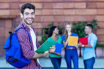 Motiverter spanischer Student geht zur Uni