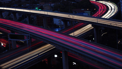 Flou de mouvement de la lumière de la voiture sur l& 39 autoroute de la ville à l& 39 aube. Croisement des autoroutes urbaines.