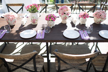 Wedding table decor in red white pink colors
