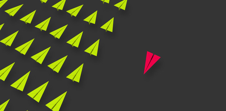 Konzept Gegen den Strom schwimmen, Protest oder Meinungsfreiheit