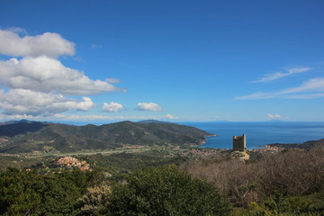 Fototapeta na wymiar Torre San Giovanni e Marina di Campo, veduta aerea. Isola d'Elba, Toscana, Italia