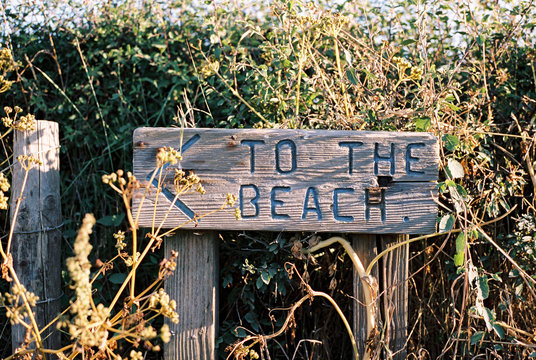 'To the beach' sign