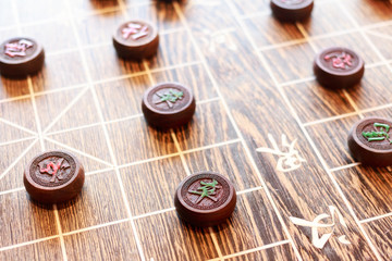 나무로 만든 장기알과 중국식 장기판