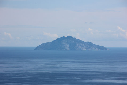 Isola di Montecristo, vista dall'isola d'Elba. Arcipelago Toscano, Italia