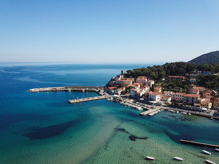 Veduta aerea con drone del porto di Marina di Campo, isola d'Elba, Toscana, Italia