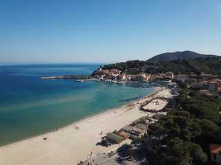 Fototapeta na wymiar Marina di Campo, Isola d'Elba, Italia- 24 Marzo 2019: Veduta aerea con drone della spiaggia di Marina di Campo durante il palio degli asini