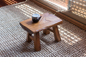 나무 다과상 위의 한약 용기(한국 전통 한옥 내부)